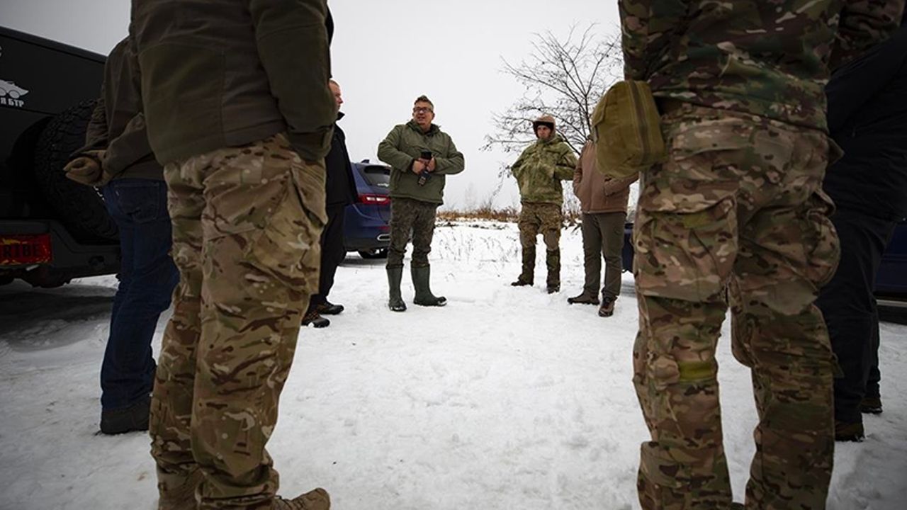 Ukrayna'da cephedeki askerler eğitimden geçiyor