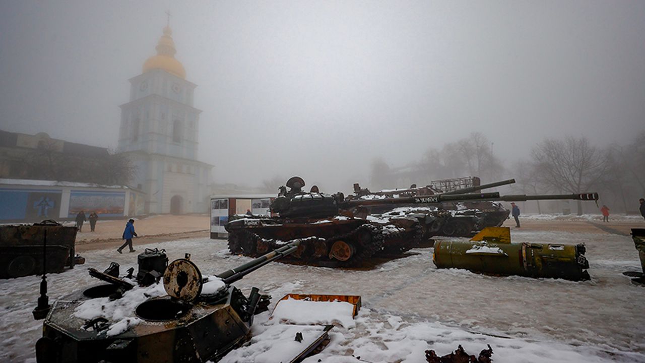 Rus tankları başkent Kiev'deki meydanlarda sergileniyor