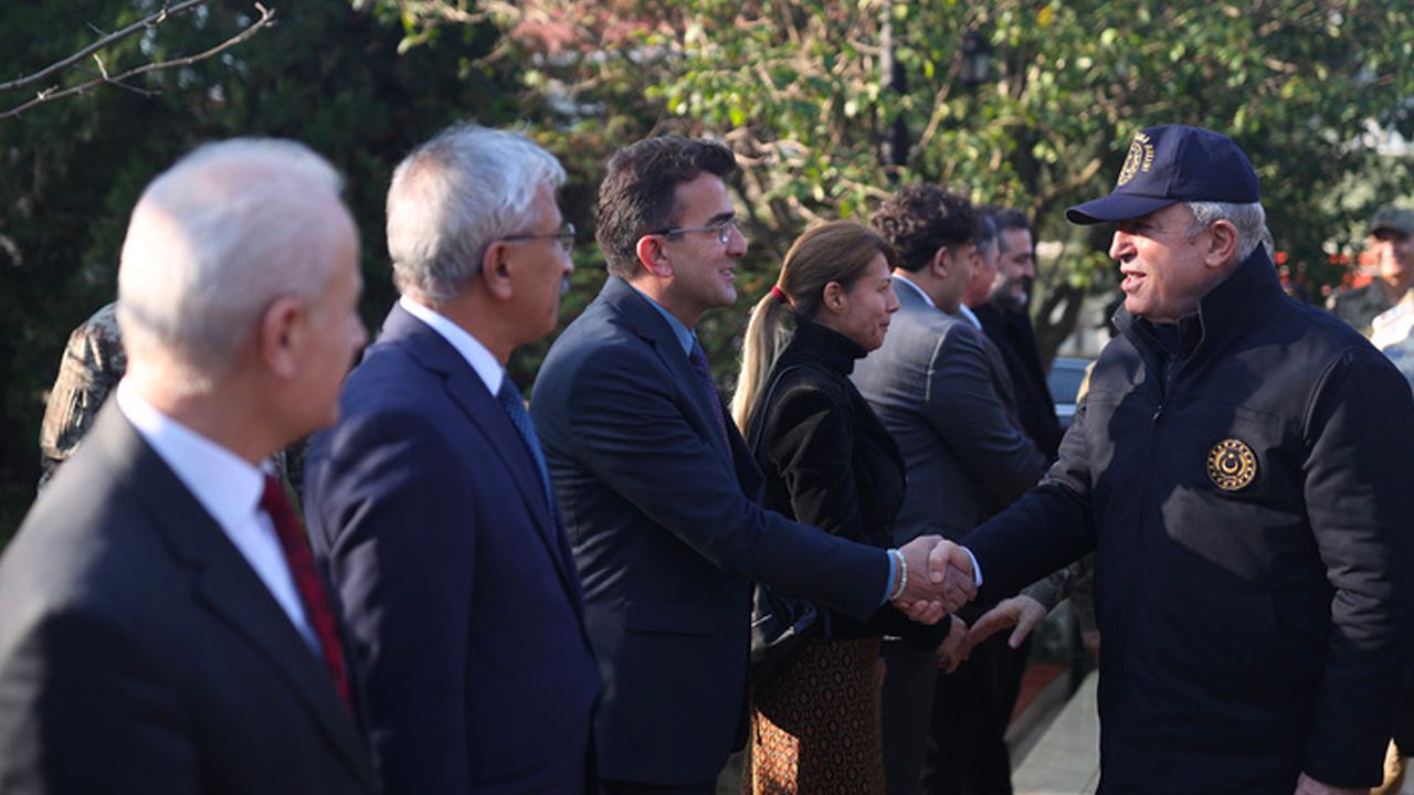 Milli Savunma Bakanı Akar ve TSK komuta kademesi Gökçeada'yı ziyaret etti