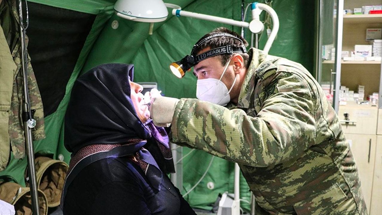 Askeri hekimler deprem bölgesi Kahramanmaraş'ta yaraları sarıyor