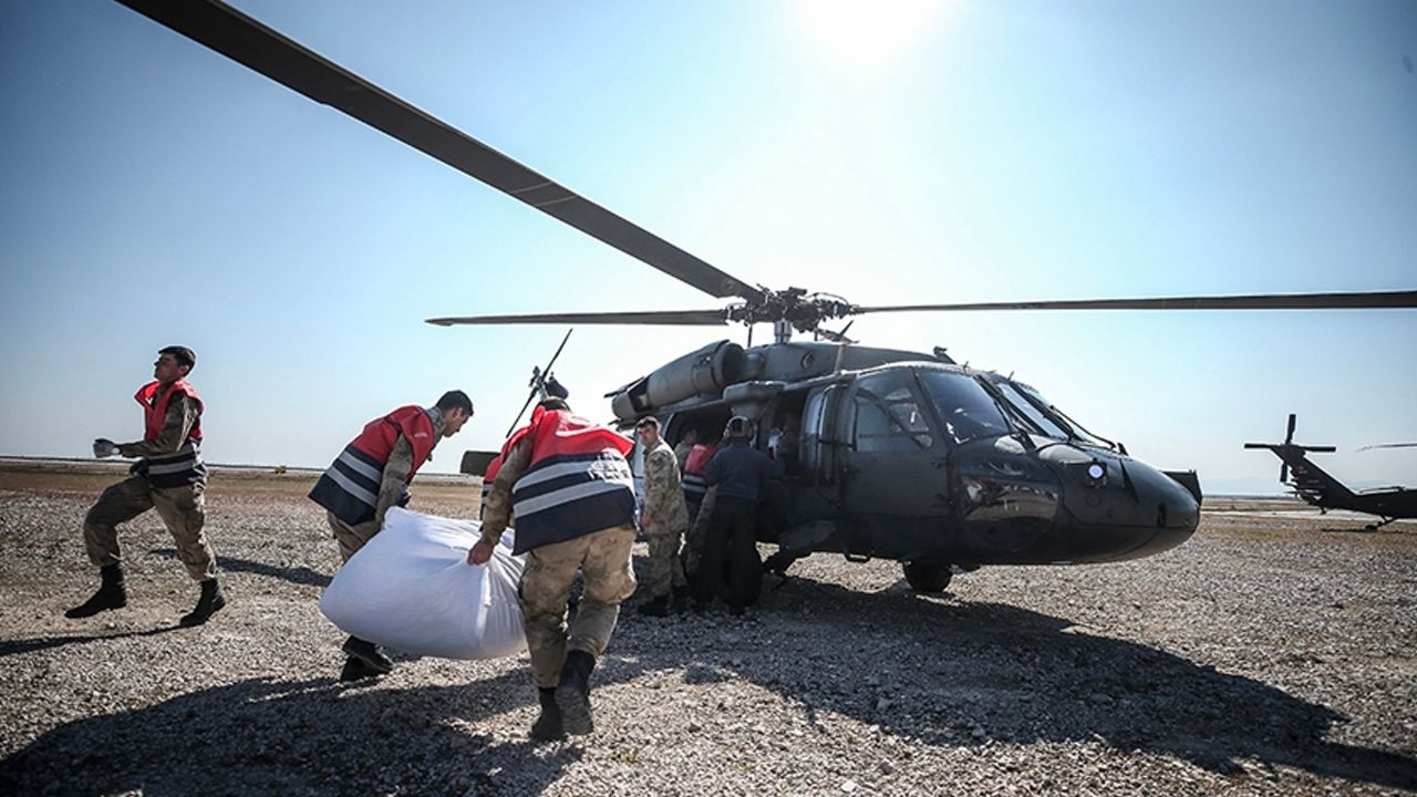 Jandarma helikopteriyle deprem bölgesine 804 ton malzeme taşındı