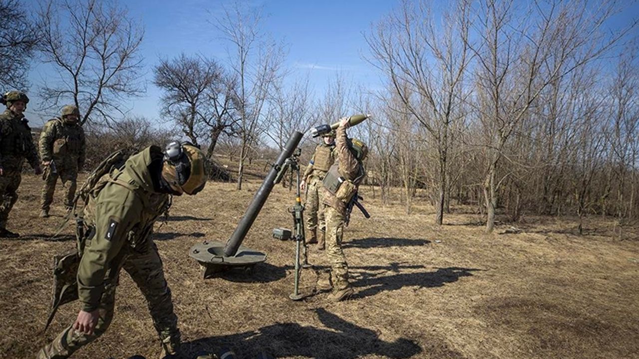 Ukrayna'da topçu ve havan topu sistemleri görüntülendi