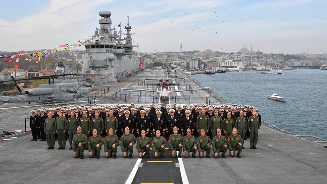 Deniz Kuvvetleri Komutanı TCG Anadolu'da incelemelerde bulundu