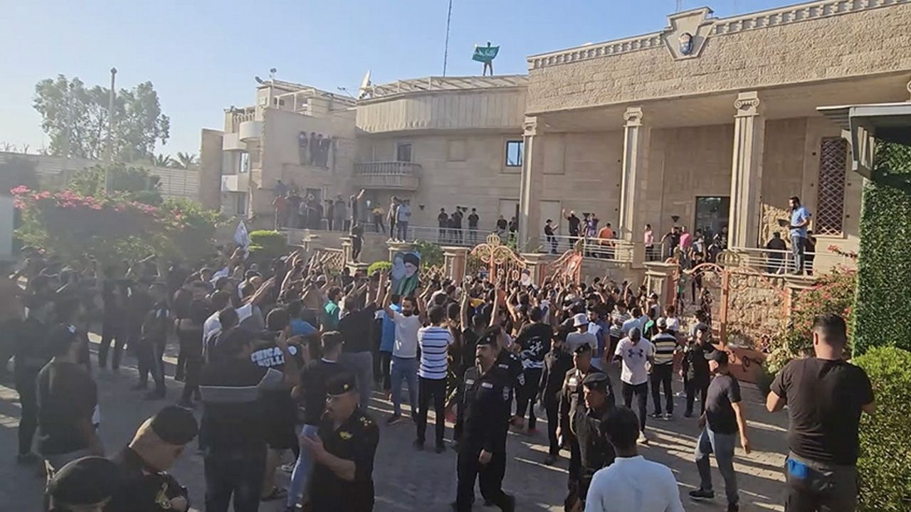 Bağdat’ta, Kur'an-ı Kerim yakılmasına tepki gösteren bir grup İsveç Büyükelçiliği'ni bastı