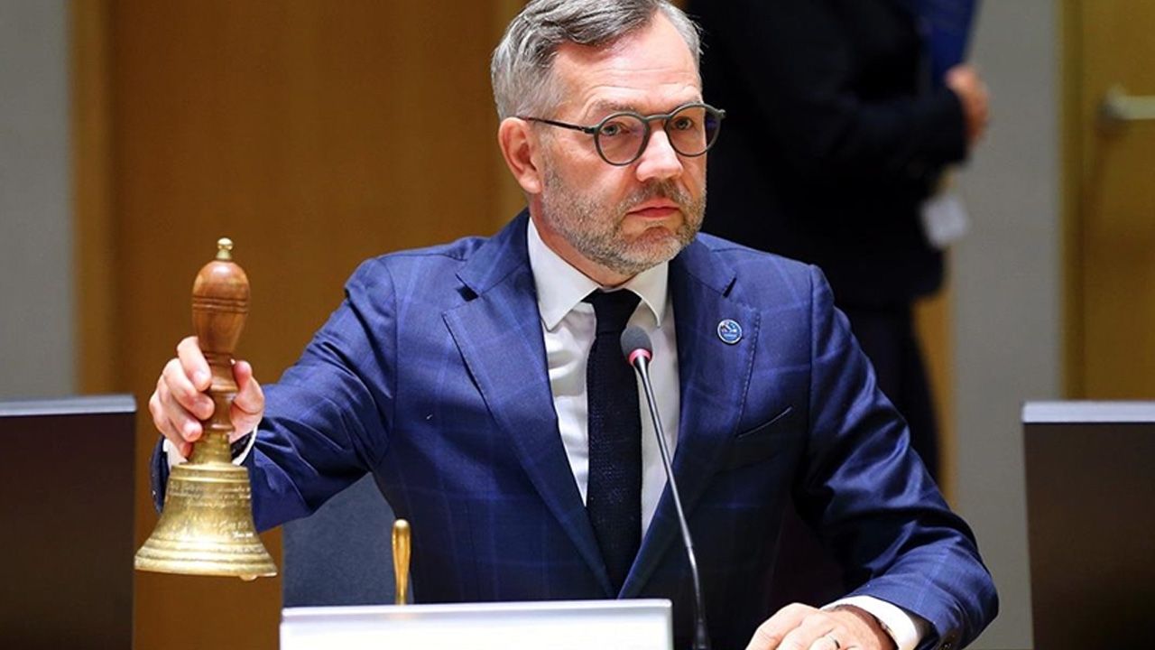 Alman Federal Meclisi Dış İlişkiler Komisyonu Başkanı Roth, Fransa'nın istikrarını tehlikede görüyor