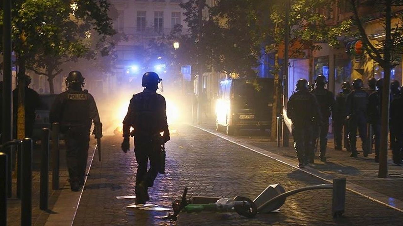 Fransa'da 17 yaşındaki genci öldüren polisin avukatı tehdit edildiklerini iddia etti