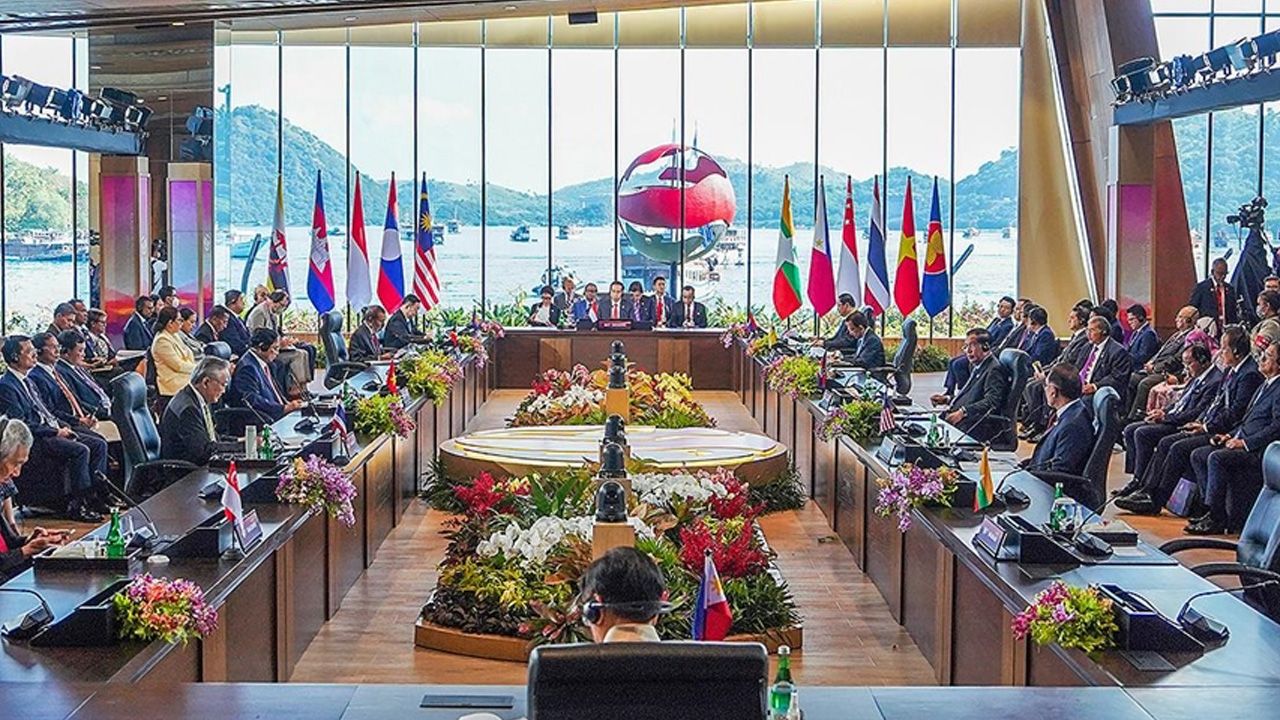 ASEAN, Myanmar'daki iç çatışma ve Çin-ABD rekabetinin gölgesinde toplanıyor