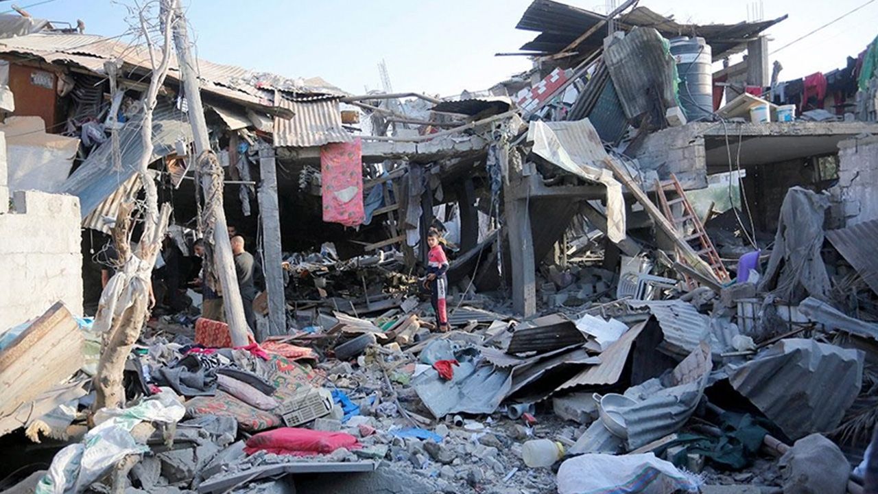 İsrail'in Gazze'nin orta ve güneyine düzenlediği saldırılarda 50 kişi öldü