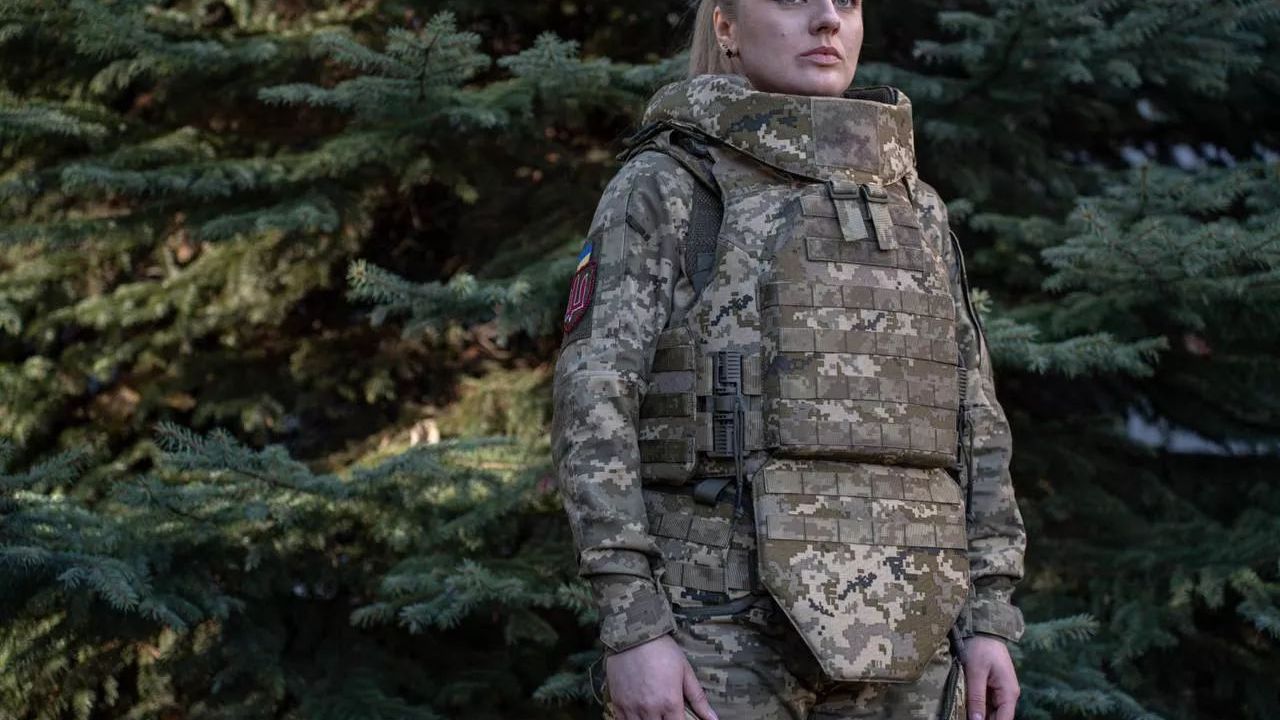 Ukrayna kadınlar için uyarlanmış yeni vücut zırhını onayladı