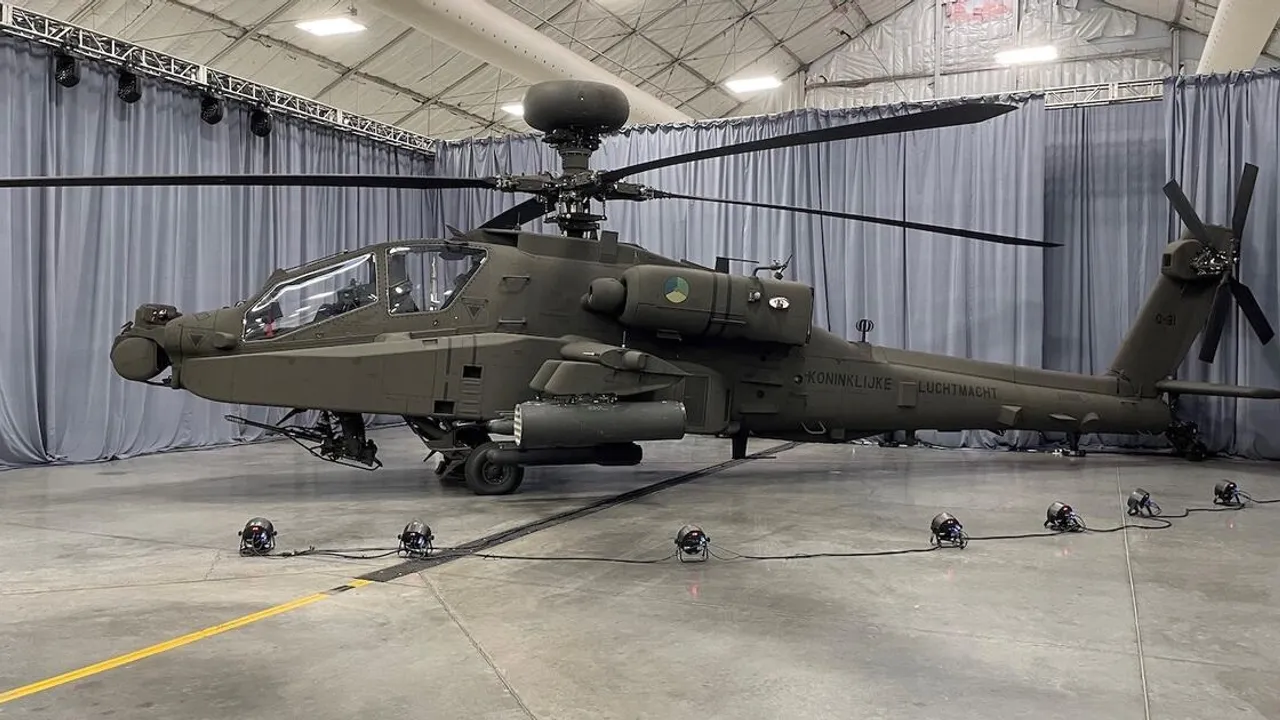 Hollanda yeni AH-64E Apache helikopterleri teslim aldı