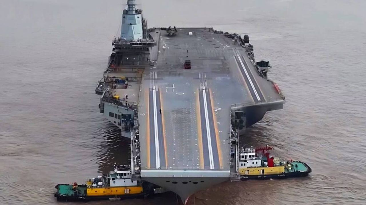Çin, yeni uçak gemisi Fujian'ın deniz denemelerine hazırlanıyor
