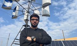 Lübnanlı genç, atık malzemeleri dönüştürerek yaptığı rüzgar türbiniyle elektrik üretiyor