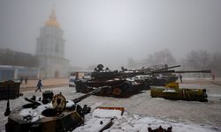 Rus tankları başkent Kiev'deki meydanlarda sergileniyor