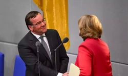 Almanya'nın yeni Savunma Bakanı Ukrayna'ya baskısıyla göreve başladı