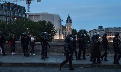 Fransız polisi Paris'teki Şanzelize Caddesi'ni tahliye etti