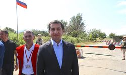 Azerbaycan'ın Karabağ'daki Ermeniler için gönderdiği yardım tırları, Rus güçlerinin kontrol noktasında bekliyor