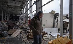 Harkiv'deki posta terminaline Rus saldırısı sonrası enkaz kaldırma çalışmaları sürüyor