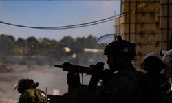 İsrail askerleri, Batı Şeria'da gözaltına aldığı Filistinliyi "canlı kalkan" olarak kullandı