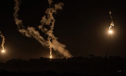 İsrail savaş uçakları ve topçuları Gazze Şeridi'nin orta ve kuzey kesimlerini bombaladı