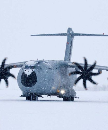 Fransa, A400M uçaklarıyla Grönland’da buzul pist tatbikatı yaptı