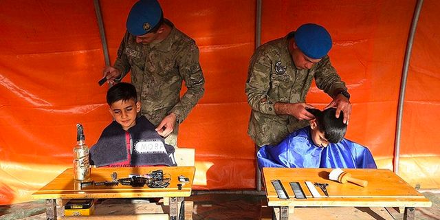Adıyaman'da çadır kentteki depremzedelerin tıraşı Mehmetçikten
