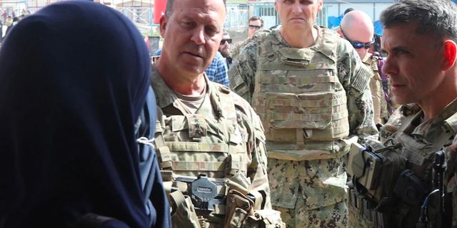 CENTCOM Komutanı Kurilla, Suriye'nin kuzeydoğusunu ziyaret etti