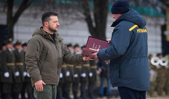 Zelenskiy, Ukraynalı askerlere devlet nişanı verdi