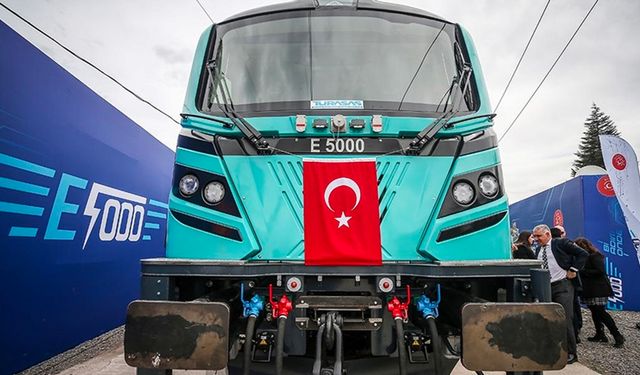 Yerli ve milli imkanlarla geliştirilen E5000 tip elektrikli lokomotif raylara indiriliyor