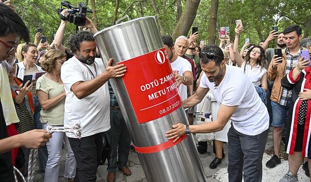 ODTÜ'lüler, mesajlarının bulunduğu "zaman kapsülü"nü 25 yıl sonra açılmak üzere geleceğe uğurladı