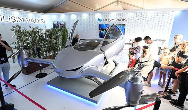 Türkiye'nin yerli uçan arabası AirCar, TEKNOFEST İzmir'de sergileniyor