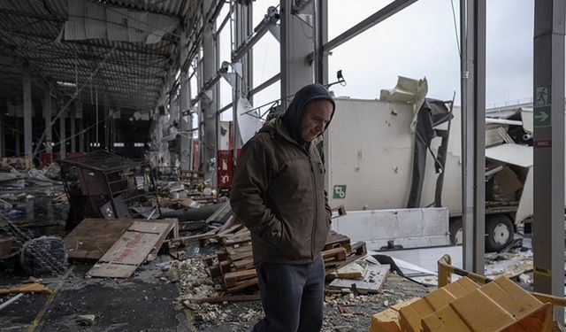 Harkiv'deki posta terminaline Rus saldırısı sonrası enkaz kaldırma çalışmaları sürüyor