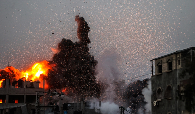 İsrail savaş uçakları bu gece de Gazze Şeridi'nde bir mülteci kampını bombaladı