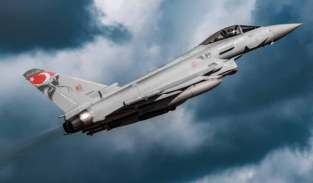 Türkiye, İngiltere’den iki Eurofighter Typhoon savaş uçağını inceliyor