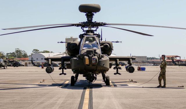 Fas, ilk Apache helikopterlerini tanıttı