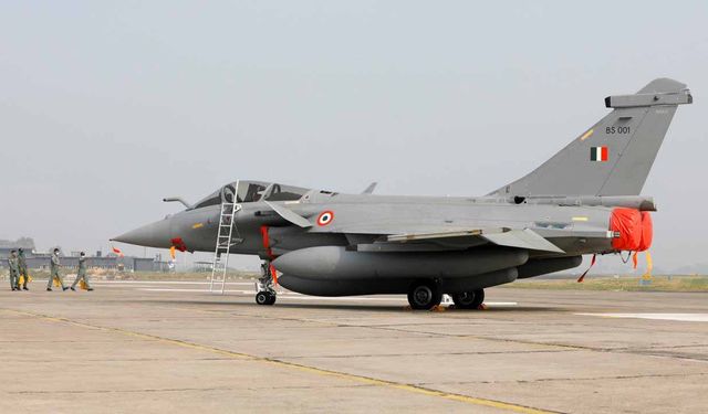 Pakistan: Hint Rafale jetlerini sınırda elektronik olarak engelledik