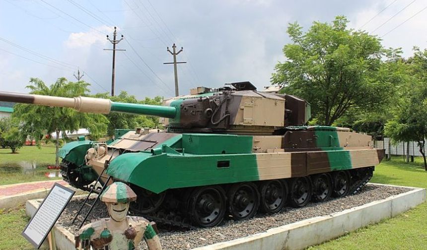Hindistan yerli olarak üretilen Zorawar tanklarının denemelerine başladı